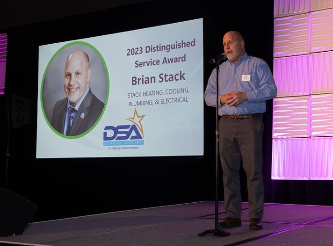 ACCA授予Brian Stack杰出服务奖。jpg