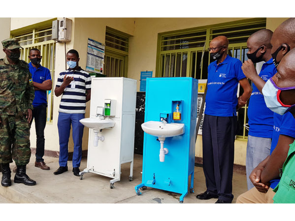 卢旺达水管工组织IWSH在当地学校提倡洗手