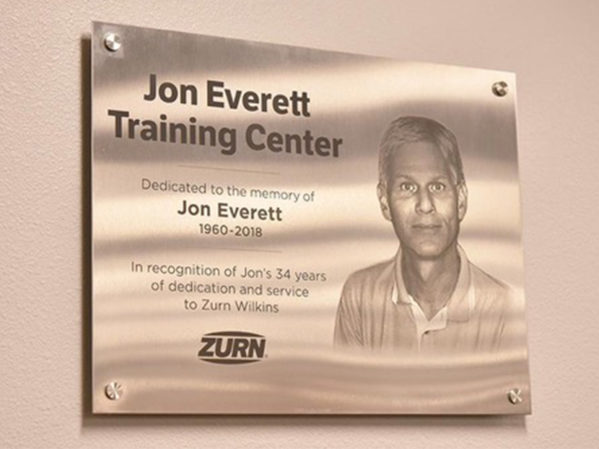 祖恩成立乔恩·埃弗雷特培训中心以纪念他的同事