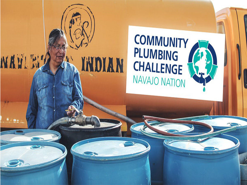 美国大学成员向纳瓦霍国家管道挑战赛捐款