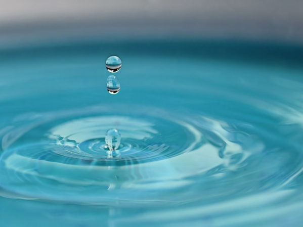 布拉德福德·怀特和水管工无国界组织倡导获得清洁水。jpg